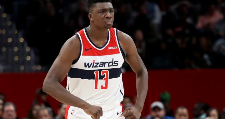 Los jugadores de los Wizards Thomas Bryant y Gary Payton II dan positivo