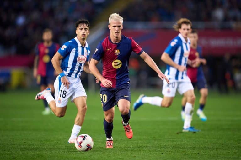 Espanyol - Barça un coche choca contra los aficionados, partido interrumpido