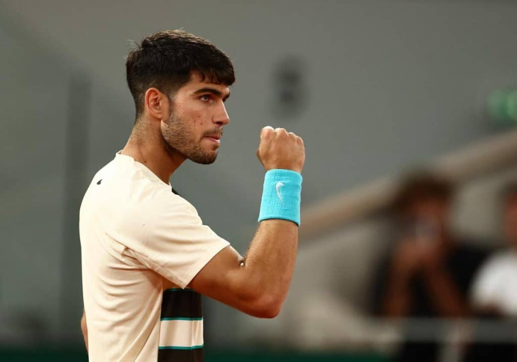 Alcaraz supera al lesionado Musetti con susto inicial y repite final en Roland Garros