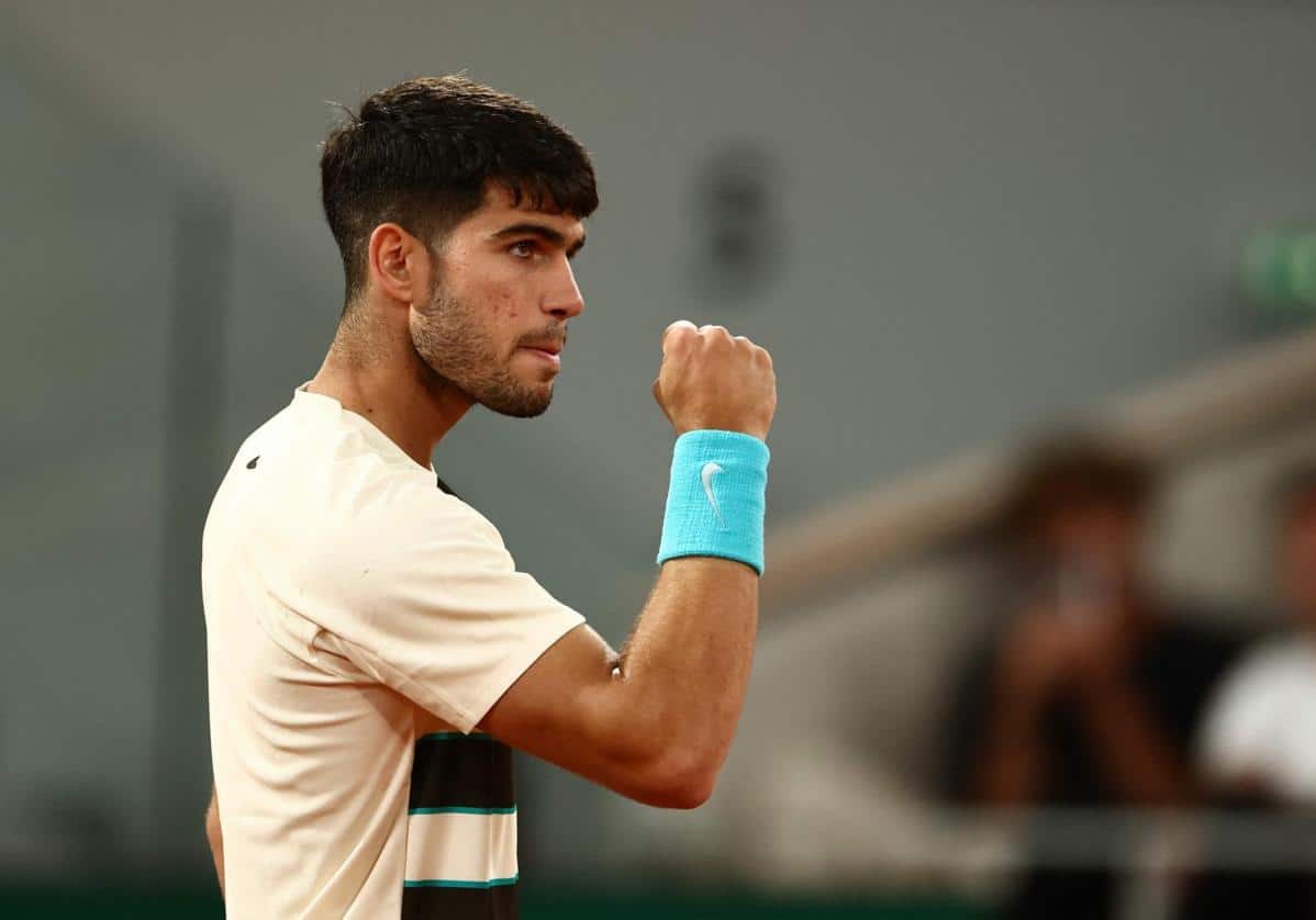 Alcaraz supera al lesionado Musetti con susto inicial y repite final en Roland Garros