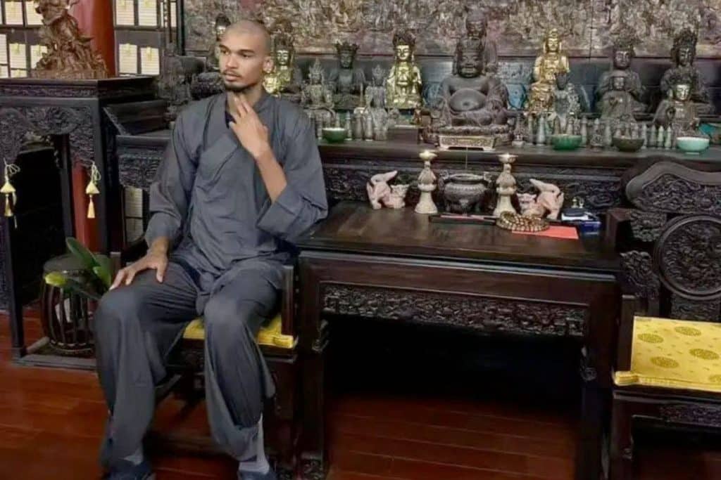 Cabeza rapada, ropa tradicional... Se dice que Wembanyama inició un retiro espiritual en un templo Shaolin