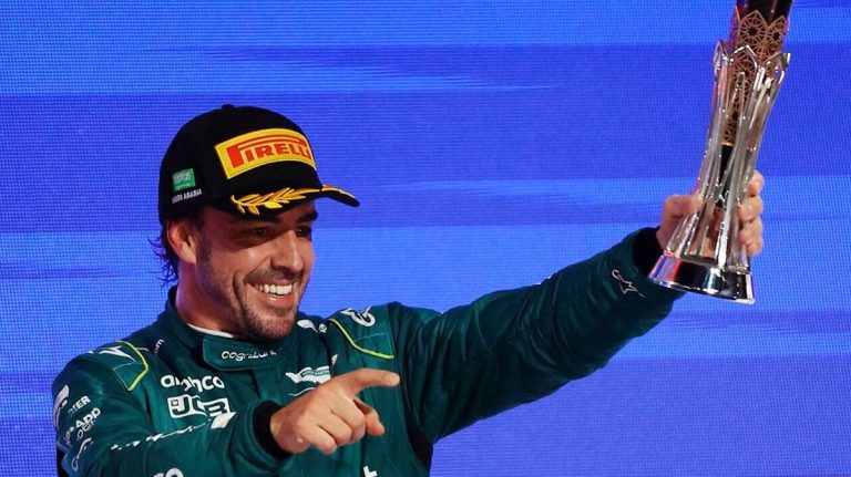 Alonso casi consigue la pole position tras su regreso tras una lesión, pero todo se decide por una décima de segundo