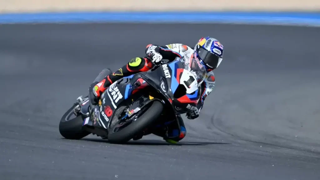 Toprak Razgatlioglu defies gravity in Superbike: the champion with the fewest crashes!