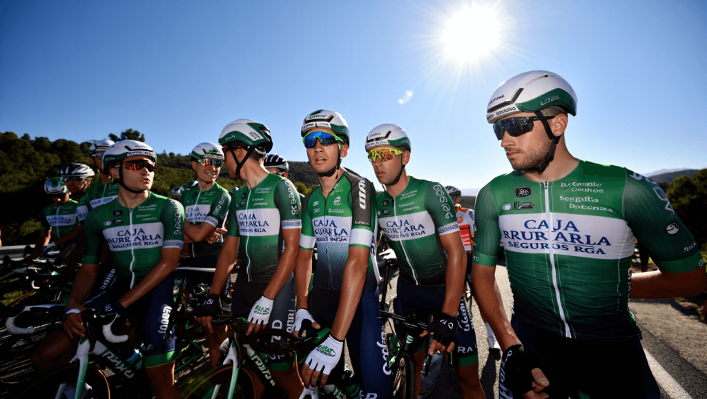 Caja Rural-Seguros RGA desvela su renovado equipo para la temporada 2026