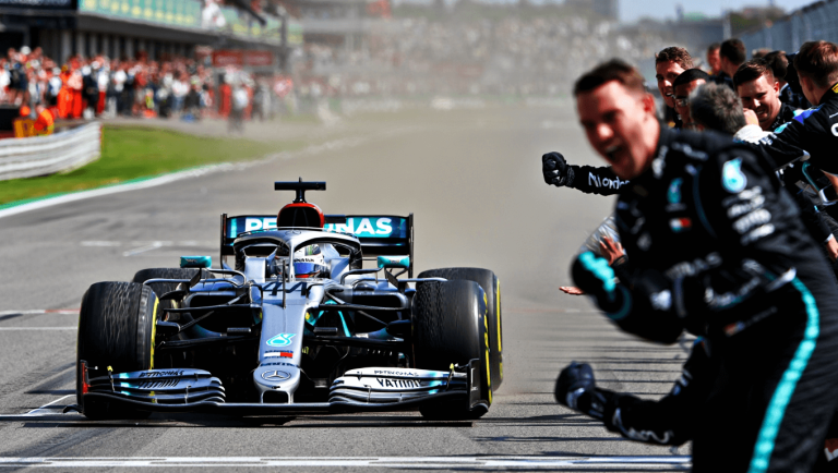 George Russell y Toto Wolff, en Montmeló