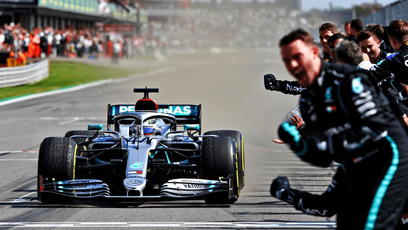 George Russell y Toto Wolff, en Montmeló
