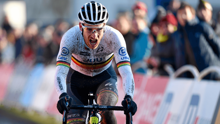 Thibau Nys se impone al sprint en la Copa del Mundo de ciclocross de Dendermonde