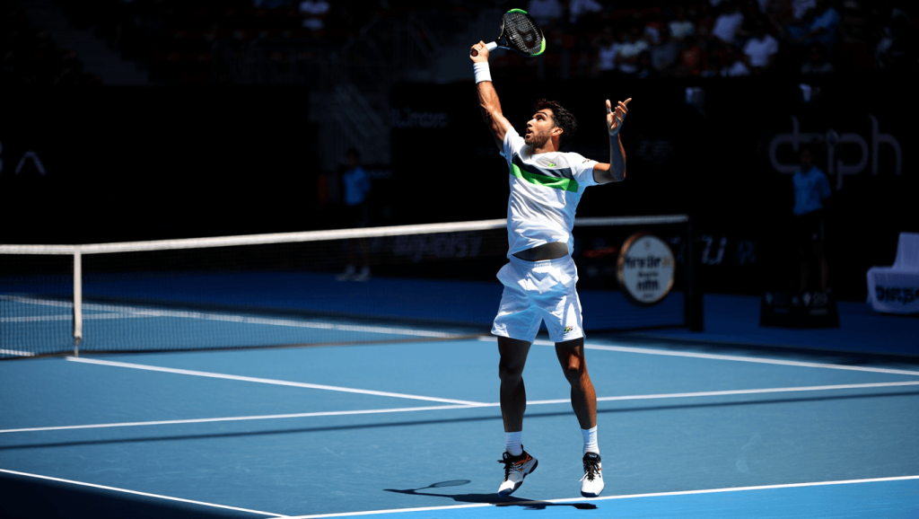 Alcaraz debuta sin sobresaltos en Doha