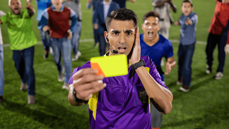 Denuncian insultos y amenazas a un árbitro en un partido de fútbol regional en Vitoria