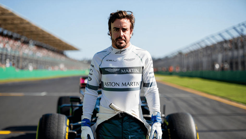 Fernando Alonso, en el box de Aston Martin