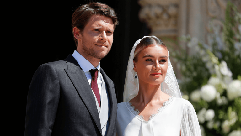 Charles Leclerc y Alexandra Saint Mleux posando tras casarse