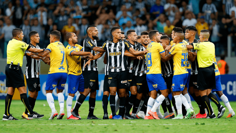 Un acta arbitral de récord: 23 expulsados en el Cruzeiro-Atlético Mineiro