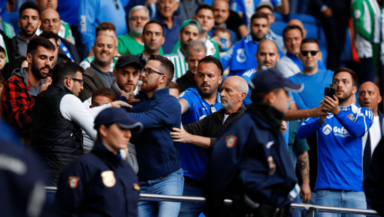 Una pelea entre aficionados obliga a parar el Getafe - Betis