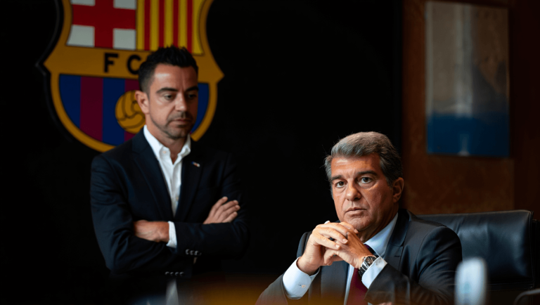 Xavi acusa de «mentir» a Laporta, quien le reprocha que «con los mismos jugadores, Flick gana»