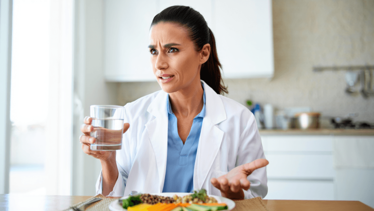Marta León, experta en microbiota: "Beber mucha agua mientras se come puede frenar la digestión"