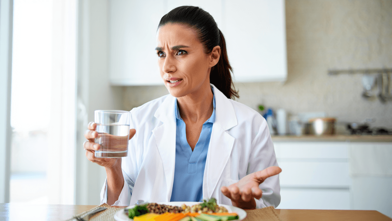 Marta León, experta en microbiota: "Beber mucha agua mientras se come puede frenar la digestión"