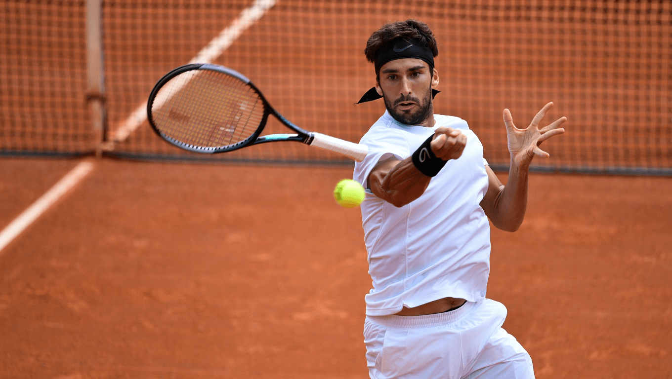 Alcaraz arrasa en su estreno en tierra batida