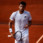 Alcaraz supera unos problemas en el brazo en su debut en Barcelona