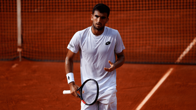 Alcaraz supera unos problemas en el brazo en su debut en Barcelona