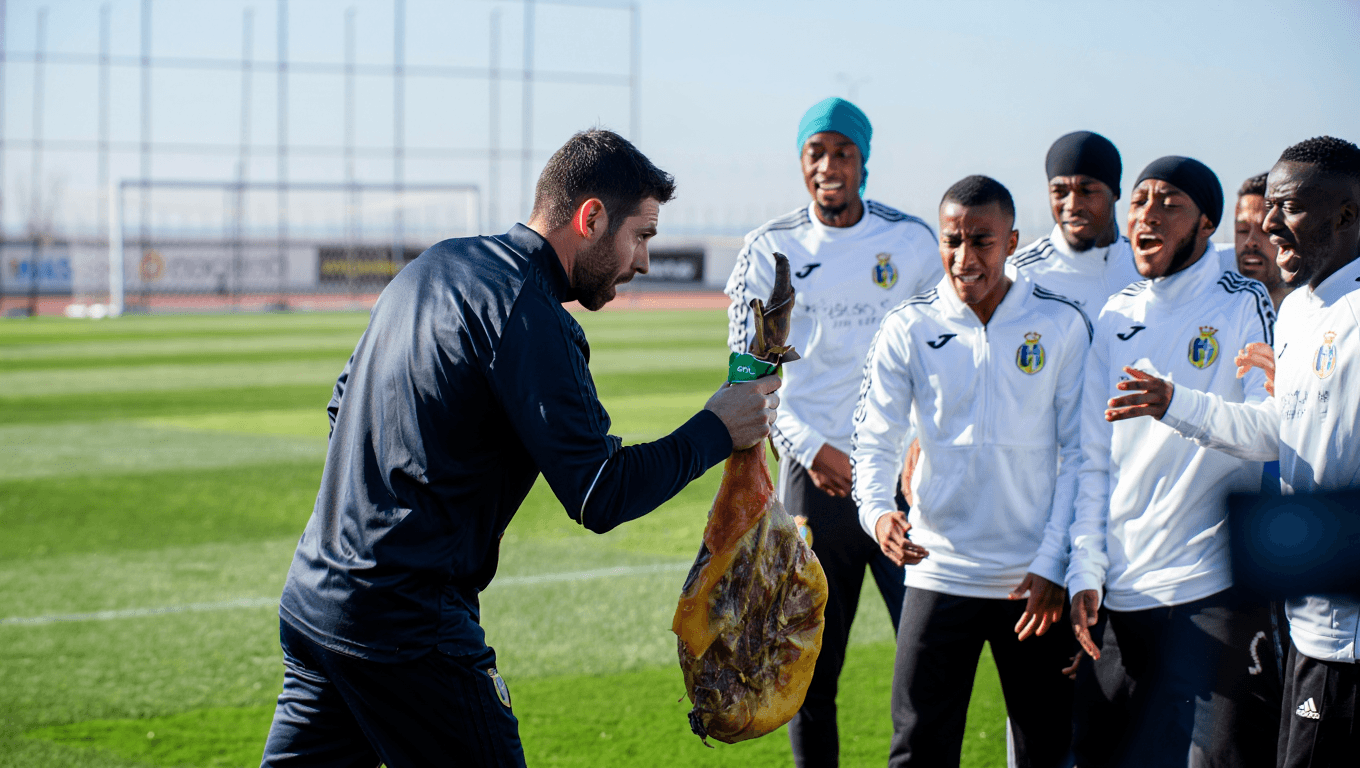 Javi Poves persigue con un jamón a los jugadores musulmanes del Moscardó