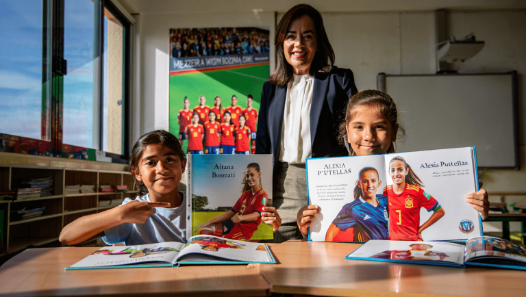 Milagros López, la profesora que mezcla ficción con Alexia Putellas y Aitana Bonmatí: "Se necesitan libros con niñas futbolistas como personaje principal"