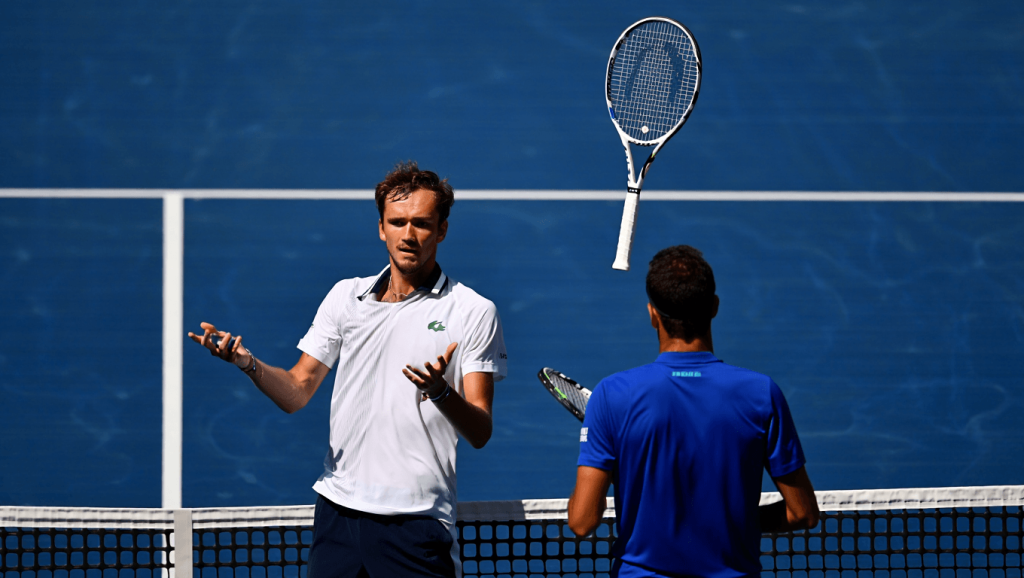 Medvedev se lía a raquetazos tras encajar un rosco ante Berrettini