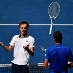 Medvedev se lía a raquetazos tras encajar un rosco ante Berrettini