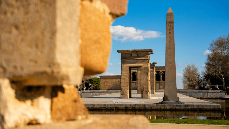 El templo de Debod en Madrid muestra signos de vandalismo y un arqueólogo español lleva años alertando de ello: "Egipto nos lo regaló con una condición concreta"