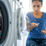 Los biólogos marinos avisan: más de la mitad de los microplásticos que sueltan tus prendas no se liberan al lavarlas, sino mientras las llevas puestas
