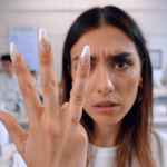 Carina Loaiza, artista de uñas: "No es orgánico ni natural escribir o dibujar con las puntas de las uñas"
