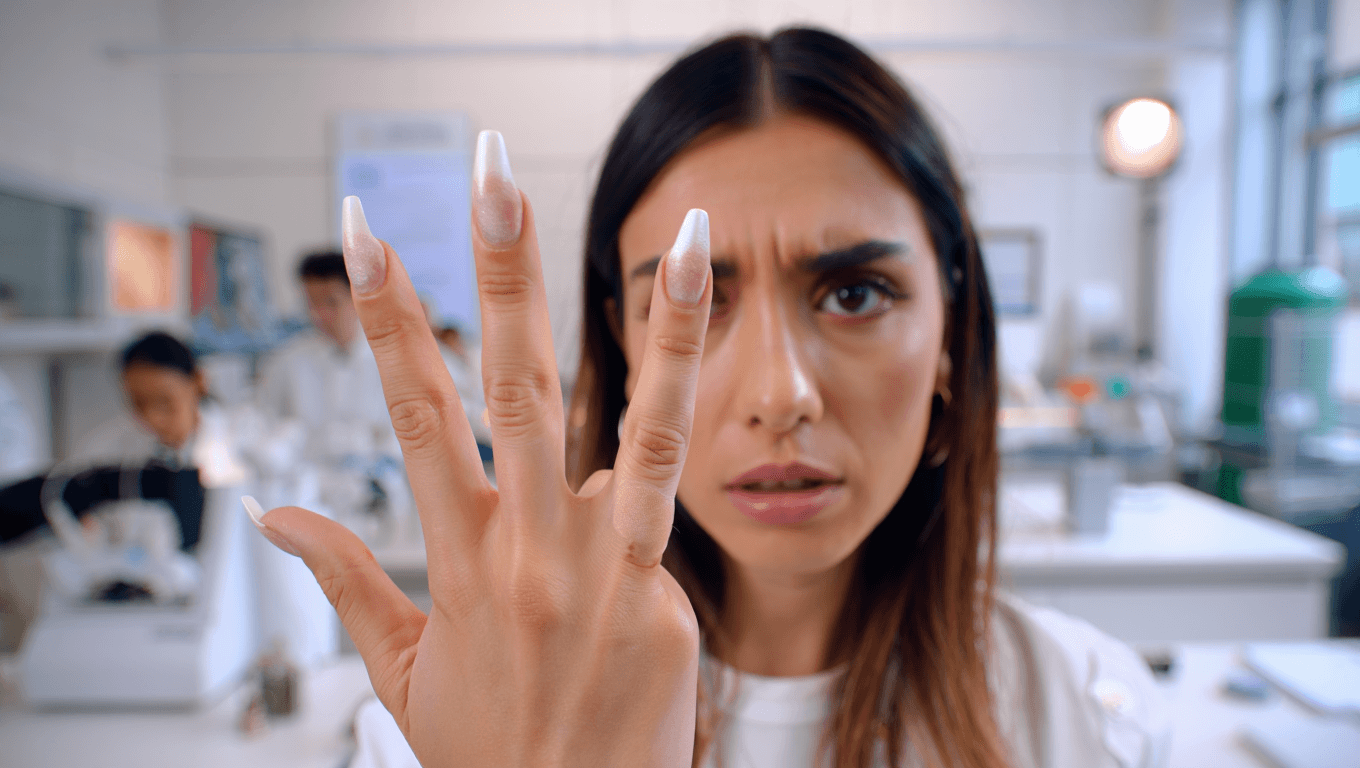 Carina Loaiza, artista de uñas: "No es orgánico ni natural escribir o dibujar con las puntas de las uñas"