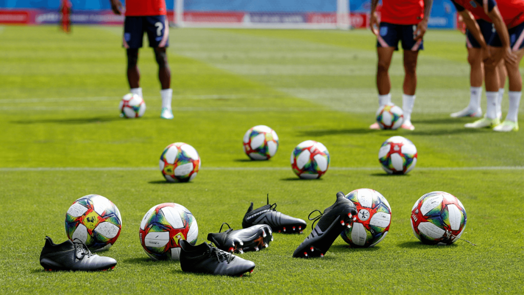 Roban las botas y los balones de la selección inglesa antes de llegar a su entrenamiento para el Mundial 
