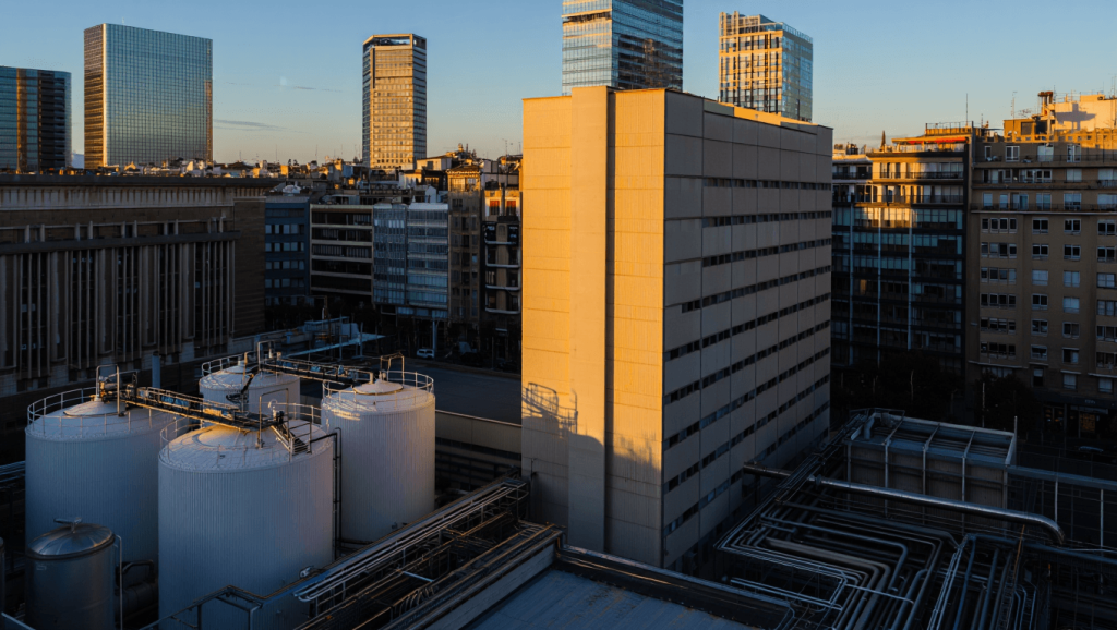 De los 160 grados bajo cero del puerto a las oficinas: Barcelona enfría 200 edificios con el frío que sobra al regasificar el gas natural
