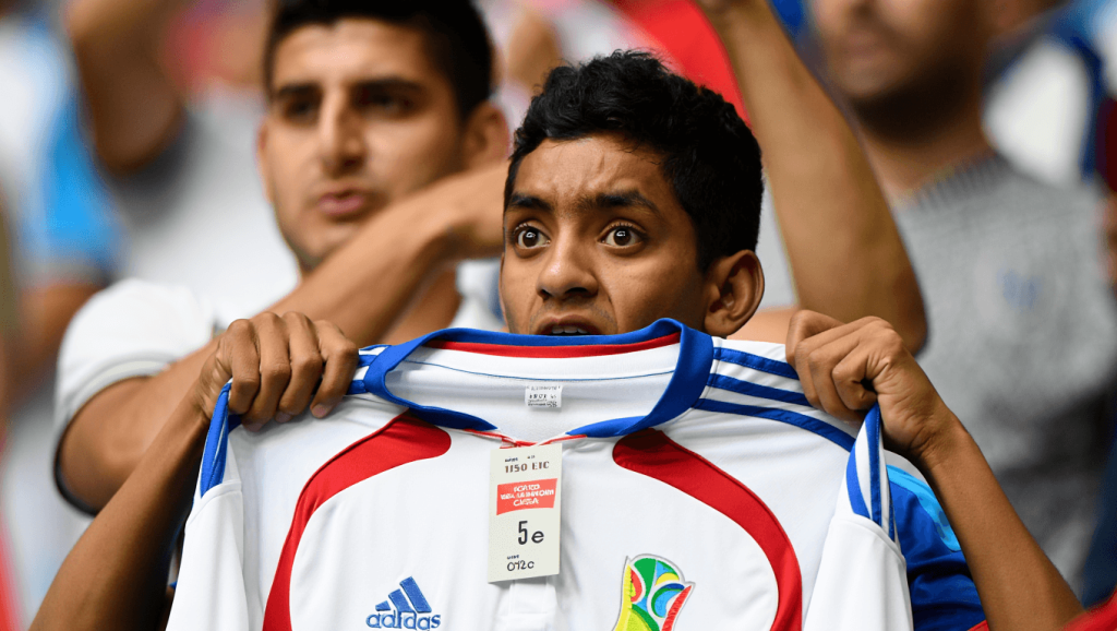 Fabricar una camiseta del Mundial cuesta desde 5 euros en Bangladés y el fan la paga a 150: así se reparte el precio 