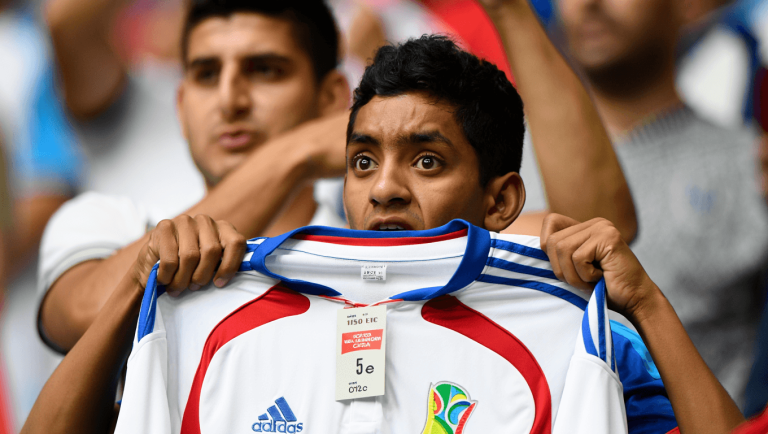 Fabricar una camiseta del Mundial cuesta desde 5 euros en Bangladés y el fan la paga a 150: así se reparte el precio 