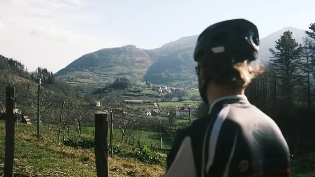 Ciclista en posición de ataque en una carretera de montaña durante una clásica de primavera