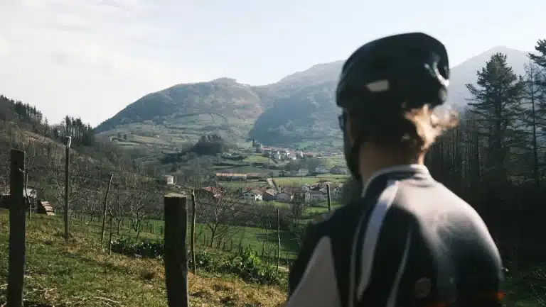 Ciclista en posición de ataque en una carretera de montaña durante una clásica de primavera