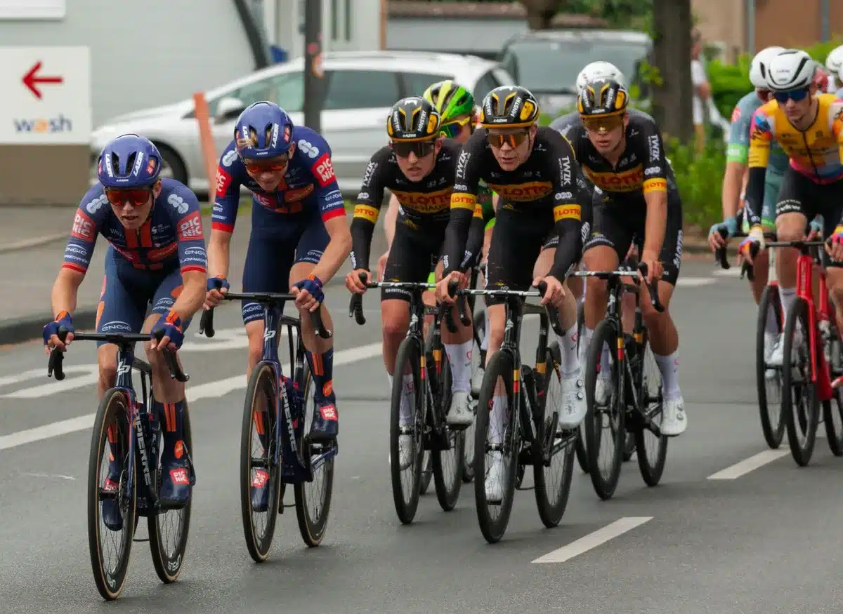 Ciclistas de un equipo profesional en reunión táctica antes de carrera