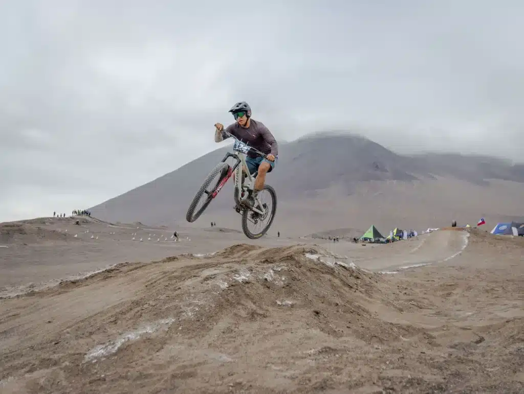 Ciclista en carretera de montaña con paisaje ártico nórdico de fondo