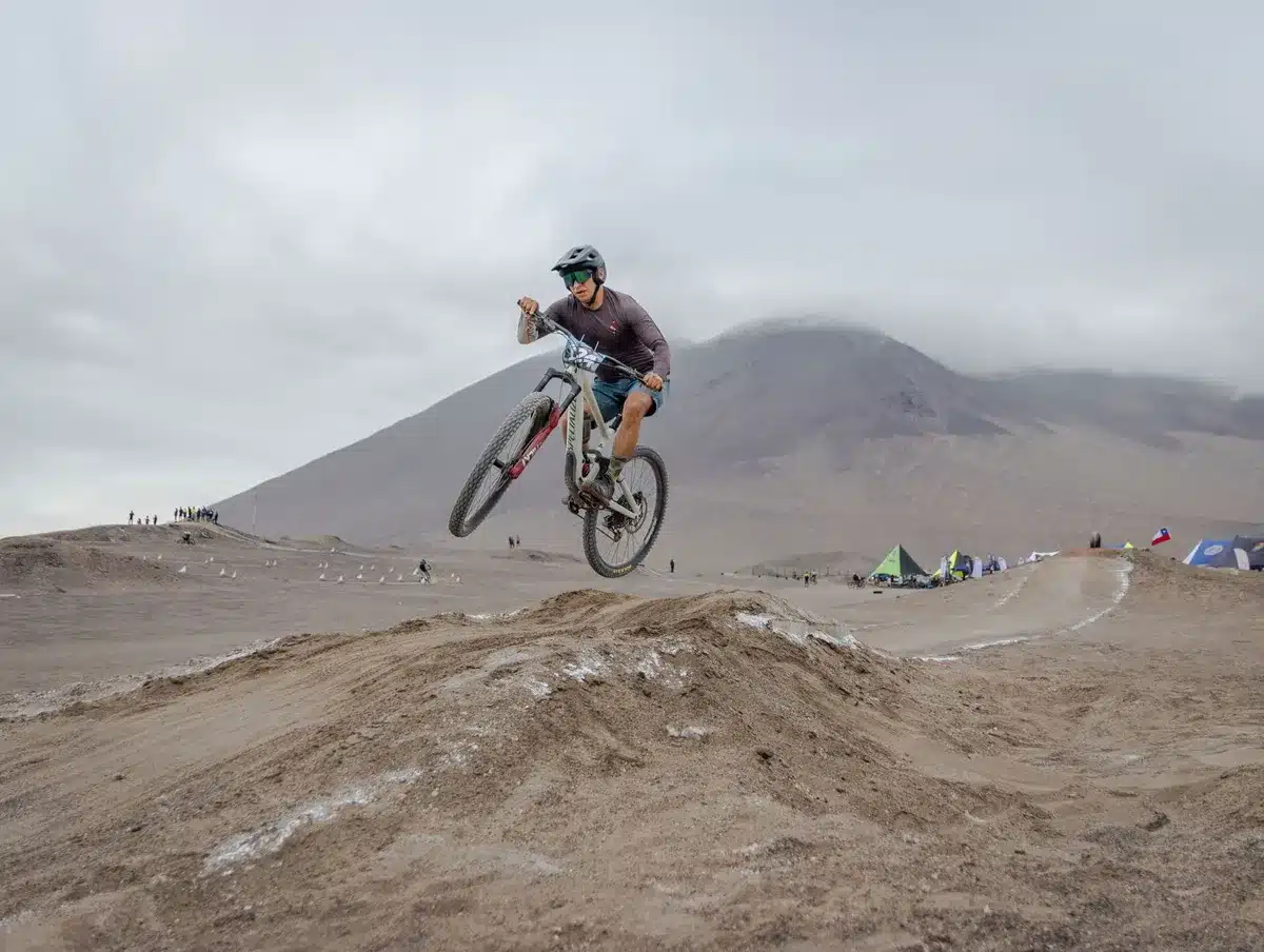 Ciclista en carretera de montaña con paisaje ártico nórdico de fondo