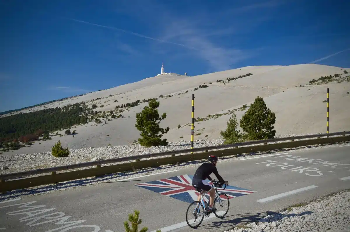 Ciclistas ascendiendo una subida empinada con pendiente superior al 10% en una carrera profesional