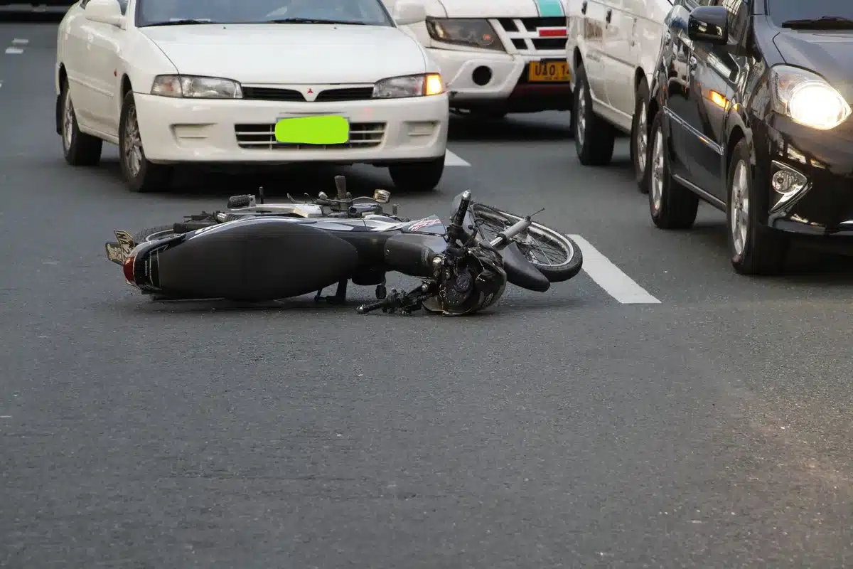Investigadores y autoridades en la escena del accidente durante una carrera ciclista