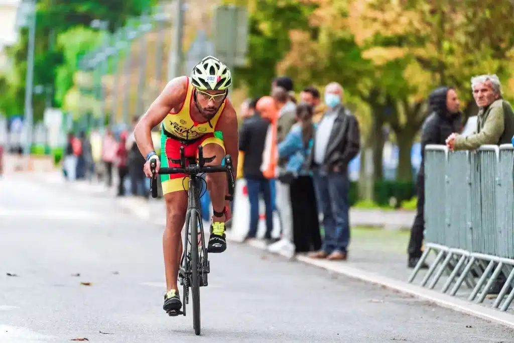 Pelotón de ciclistas circulando por una vía abierta al tráfico durante una carrera
