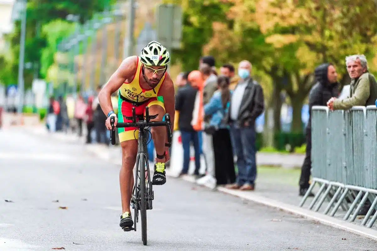 Pelotón de ciclistas circulando por una vía abierta al tráfico durante una carrera