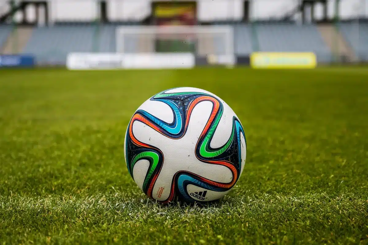 Reunión formal de confederaciones de fútbol discutiendo gobernanza y procedimientos de la FIFA