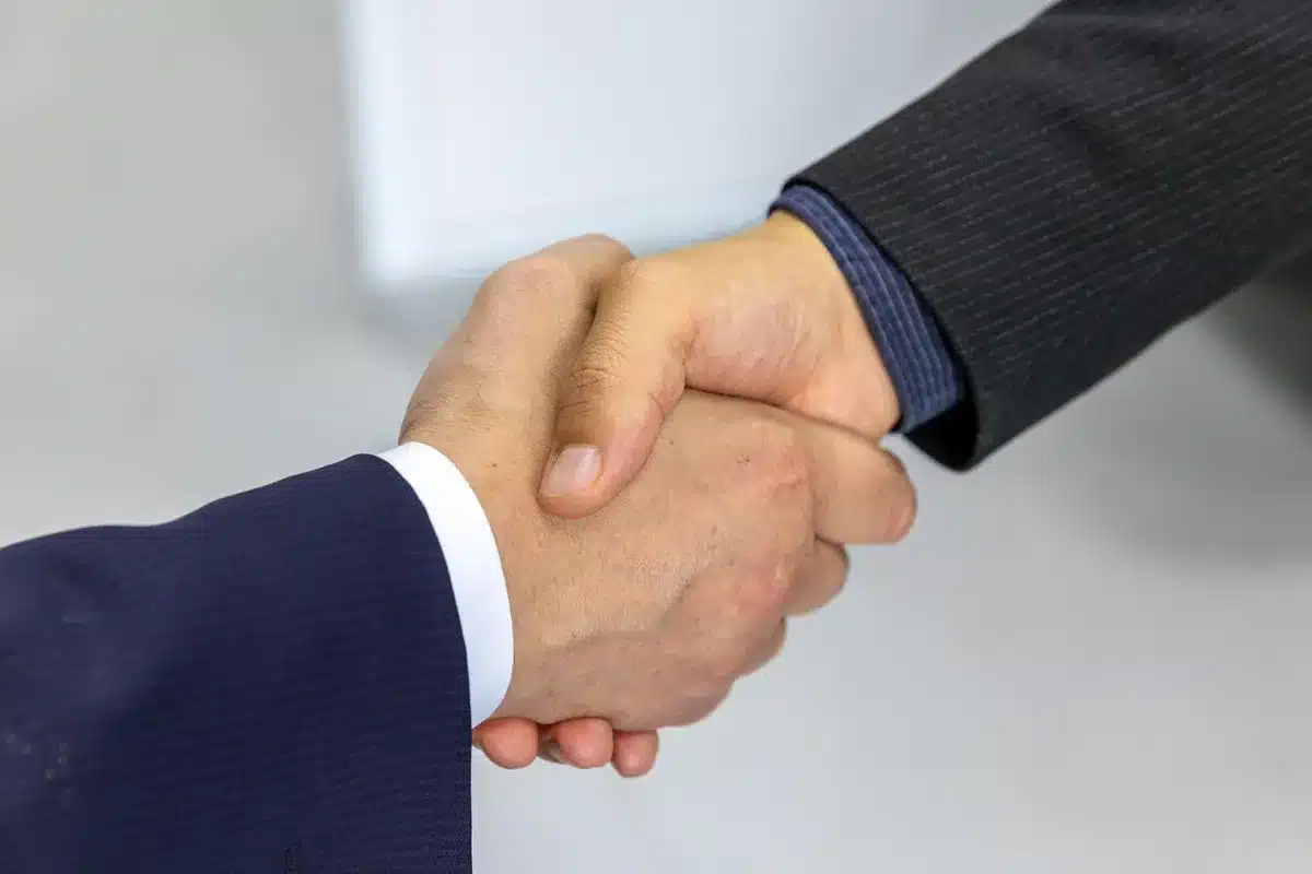 Negociación comercial entre directivos de fútbol en ambiente corporativo