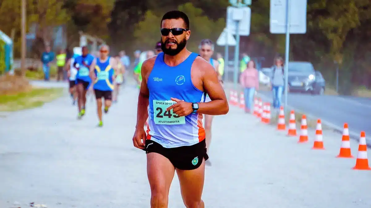 Atleta de marcha realizando un medio maratón en competición internacional