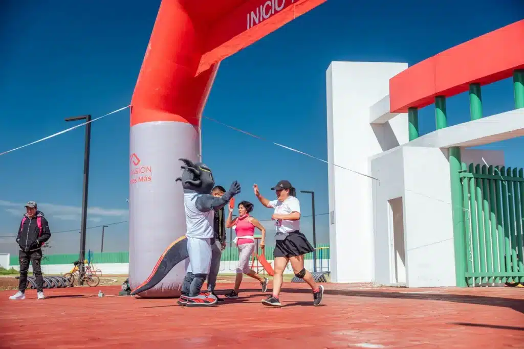 Ciclista en acción durante un sprint en la meta de una carrera profesional