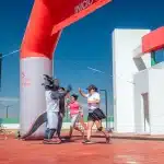 Ciclista en acción durante un sprint en la meta de una carrera profesional