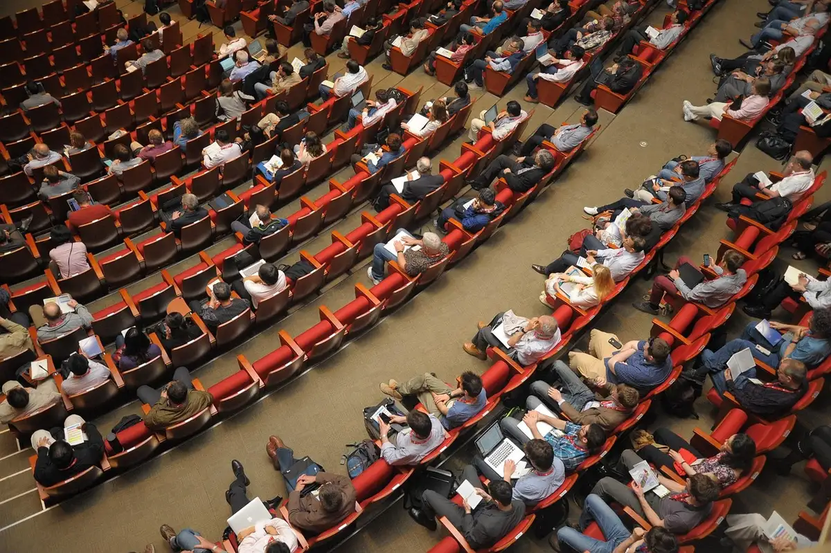 Reunión de delegados y directivos de la FIFA en una sala de conferencias